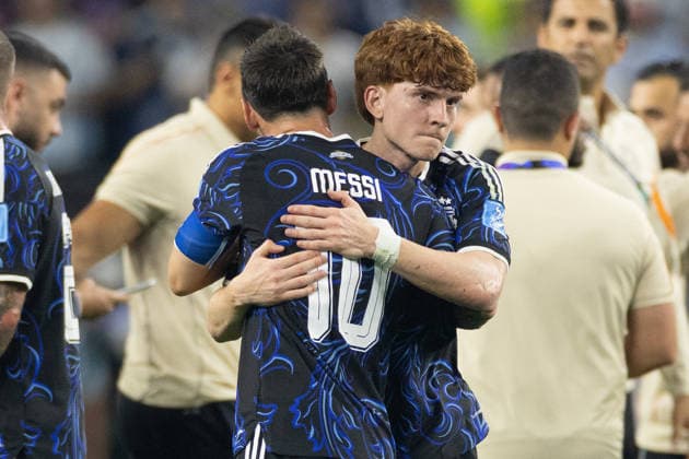 June 27, 2026, Arlington, Texas, USA: Argentina forward LIONEL MESSI (10) hugs Argentina midfielder VALENTIN BARCO (8) after the 2026 FIFA World Cup, WM, Weltmeisterschaft, Fussball Group J match between Argentina and Jordan at Dallas Stadium in Arlington, Texas. World Cup 2026: Group J: Argentina 3:1 Jordan  - ZUMAh193 20260627_zsp_h193_081 Copyright: xDanielxMcGregor-Huyerx