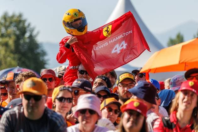 Junger Fan mit Hamilton Helm und Fahne wartet auf seine Helden, Grosser Preis von Oesterreich, Motorsport, Formel 1, Saison 2026, 28.06.2026 Grosser Preis von Oesterreich, Motorsport, Formel 1, Saison 2026, 28.06.2026 Spielberg *** A young fan wearing a Hamilton helmet and holding a flag waits for his heroes, Austrian Grand Prix, Motorsports, Formula 1, 2026 Season, June 28, 2026 Austrian Grand Prix, Motorsports, Formula 1, 2026 Season, June 28, 2026, Spielberg Copyright: xEibner-Pressefoto AlexanderxNeisx EP_ANS
