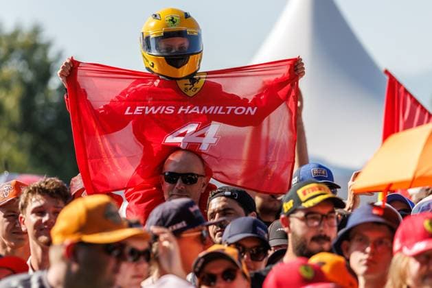 Junger Fan mit Hamilton Helm und Fahne wartet auf seine Helden, Grosser Preis von Oesterreich, Motorsport, Formel 1, Saison 2026, 28.06.2026 Grosser Preis von Oesterreich, Motorsport, Formel 1, Saison 2026, 28.06.2026 Spielberg *** A young fan wearing a Hamilton helmet and holding a flag waits for his heroes, Austrian Grand Prix, Motorsports, Formula 1, 2026 Season, June 28, 2026 Austrian Grand Prix, Motorsports, Formula 1, 2026 Season, June 28, 2026, Spielberg Copyright: xEibner-Pressefoto AlexanderxNeisx EP_ANS