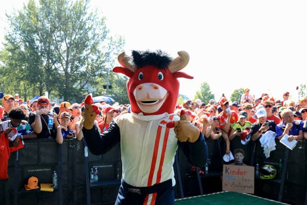 MOTORSPORTS, FORMULA 1 - GP of Austria 2026 SPIELBERG,AUSTRIA,28.JUN.26 - MOTORSPORTS, FORMULA 1 - Grand Prix of Austria, Red Bull Ring. Image shows mascot Bulli (Red Bull Ring) and fans.  GEPAxpictures xMarioxBuehner-Weinrauch