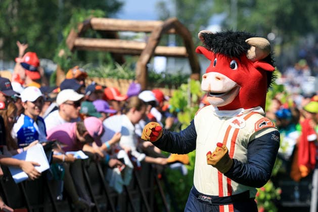 MOTORSPORTS, FORMULA 1 - GP of Austria 2026 SPIELBERG,AUSTRIA,28.JUN.26 - MOTORSPORTS, FORMULA 1 - Grand Prix of Austria, Red Bull Ring. Image shows mascot Bulli (Red Bull Ring) and fans.  GEPAxpictures xMarioxBuehner-Weinrauch