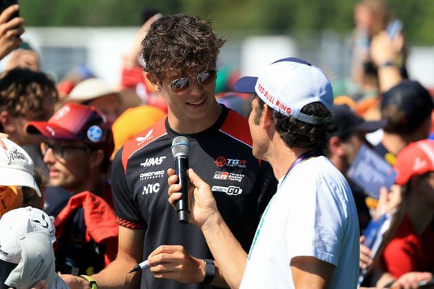 MOTORSPORTS, FORMULA 1 - GP of Austria 2026 SPIELBERG,AUSTRIA,28.JUN.26 - MOTORSPORTS, FORMULA 1 - Grand Prix of Austria, Red Bull Ring. Image shows Oliver Bearman (GBR Haas) and fans.  GEPAxpictures xMarioxBuehner-Weinrauch