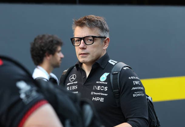 28.06.2026, Red Bull Ring, Spielberg, Formel 1 Großer Preis von Österreich 2026 , im Bild Renningenieur Peter Bonnington (Mercedes-AMG Petronas F1 Team) von Andrea Kimi Antonelli (ITA), Mercedes-AMG Petronas Formula One Team (Photo by Milan Klemenc Hasan Bratic DeFodi Images) - *** June 28, 2026, Red Bull Ring, Spielberg, 2026 Formula 1 Austrian Grand Prix; pictured: Race Engineer Peter Bonnington of the Mercedes AMG Petronas F1 Team with Andrea Kimi Antonelli (ITA); Mercedes AMG Petronas Formula One Team; Photo by Milan Klemenc, Hasan Bratic, DeFodi Images