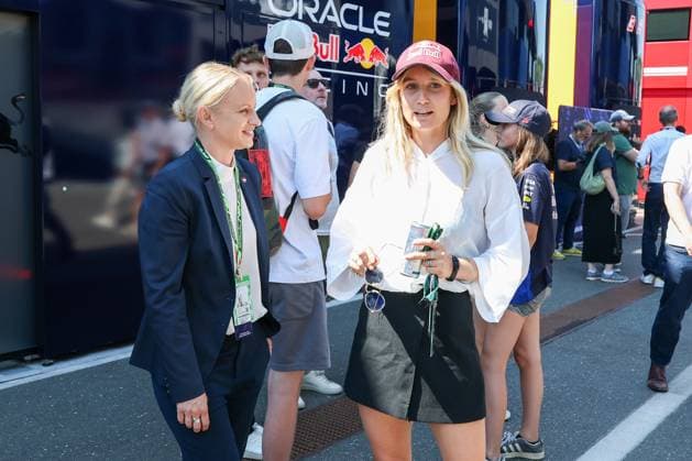 MMag. Michaela Schmidt, Staatssekretärin im Bundesministerium für Wohnen, Kunst, Kultur, Medien und und Österreichische Snowboarderin, Anna Gasser, Rennen, Grosser Preis von Oesterreich, Motorsport, Herren, Formel 1, 28.06.2026 Spielberg Steiermark Oesterreich *** Michaela Schmidt, M.A., State Secretary at the Federal Ministry of Housing, Arts, Culture, Media, and Sports, and Austrian snowboarder Anna Gasser; race; Austrian Grand Prix; motorsports; men s; Formula 1; June 28, 2026; Spielberg, Styria, Austria Copyright: xkolbert-press ChristianxKolbertx