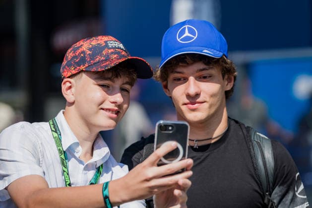 MOTORSPORTS, FORMULA 1 - GP of Austria 2026 SPIELBERG,AUSTRIA,28.JUN.26 - MOTORSPORTS, FORMULA 1 - Grand Prix of Austria, Red Bull Ring. Image shows Andrea Kimi Antonelli (ITA Mercedes) with a fan.  GEPAxpictures xMatthiasxTrinkl