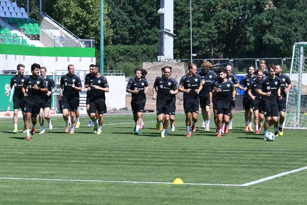 Fußball 3. Liga Trainingsauftakt SC Preußen Münster am 28.06.2026 im LVM-Preußenstadion in Münster Spieler des SC Preußen Münster beim Warmlaufen *** Soccer, 3rd Division: SC Preußen Münster Kicks Off Training on June 28, 2026, at the LVM Preußenstadion in Münster; SC Preußen Münster players warming up xRx