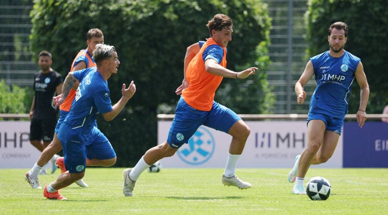 Stuttgart -Degerloch, Fußball SV Stuttgarter Kickers Trainingsauftakt, v.l. Christian Mauersberger, Neuzugang Ben-Luca Fisher, David TomiÄ‡ *** Stuttgart Degerloch, Soccer: SV Stuttgarter Kickers Kick Off Training; from left: Christian Mauersberger, new signing Ben Luca Fisher, David Tomic