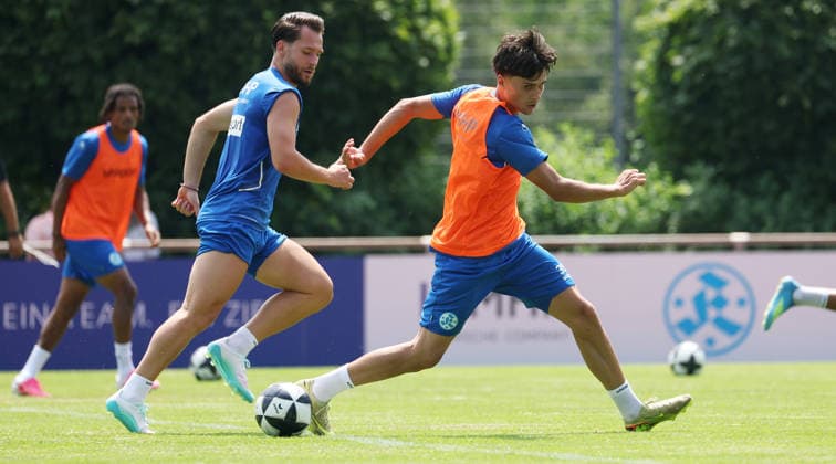 Stuttgart -Degerloch, Fußball SV Stuttgarter Kickers Trainingsauftakt, v.l. David TomiÄ‡, Leandro Mendes-Rangel (Neuzugang U19) *** Stuttgart Degerloch, Soccer: SV Stuttgarter Kickers Kick Off Training; from left: David Tomic, Leandro Mendes Rangel, new U19 signing