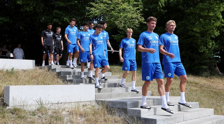 Stuttgart -Degerloch, Fußball SV Stuttgarter Kickers Trainingsauftakt, Feature, die Neuzugänge gehen die Treppe zum Training herunter, vorne v.l. Neuzugänge Malik Sama und Laurin Völlmerk, 2. Reihe, v.l. Nico Molinari und Christoph Meister, 3. Reihe v.l. Leandro Mendes-Rangel (Kader U19) und Ardi Mulaj, 4. Reihe v.l. Yannick Glessing, Ben-Luca Fisher *** Stuttgart Degerloch, Soccer: SV Stuttgarter Kickers Training Kickoff, Feature: The new signings walk down the stairs to training; in the front row, from left: new signings Malik Sama and Laurin Völlmerk, 2nd row, from left: Nico Molinari and Christoph Meister; 3rd row, from left: Leandro Mendes Rangel (U19 squad) and Ardi Mulaj; 4th row, from left: Yannick Glessing, Ben Luca Fisher