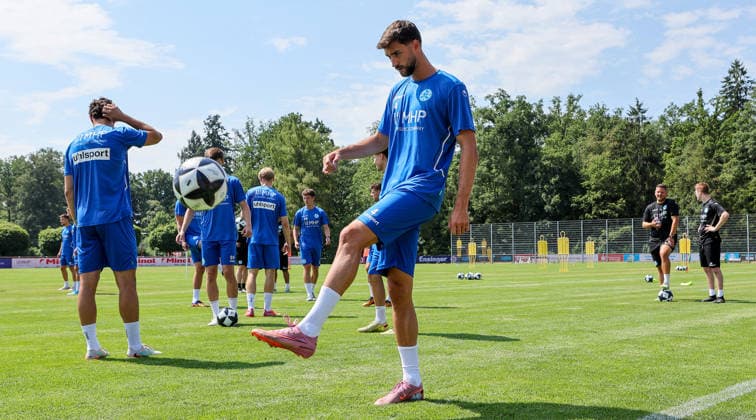 Stuttgart -Degerloch, Fußball SV Stuttgarter Kickers Trainingsauftakt, vorn Neuzugang Elvir Zukaj *** Stuttgart Degerloch, Soccer: SV Stuttgarter Kickers Kick Off Training; New Signing Elvir Zukaj in the Foreground