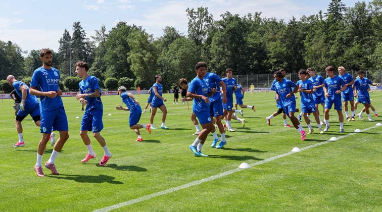 Stuttgart -Degerloch, Fußball SV Stuttgarter Kickers Trainingsauftakt, Feature Übersicht *** Stuttgart Degerloch, Soccer: SV Stuttgarter Kickers Season Kickoff, Feature Overview