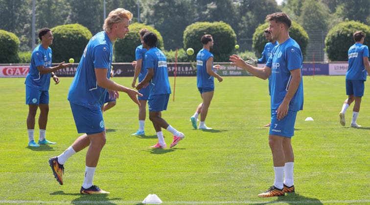 Stuttgart -Degerloch, Fußball SV Stuttgarter Kickers Trainingsauftakt, v.l. Laurin Völlmerk, Yannick Glessing *** Stuttgart Degerloch, Soccer: SV Stuttgarter Kickers Kick Off Training; from left: Laurin Völlmerk, Yannick Glessing