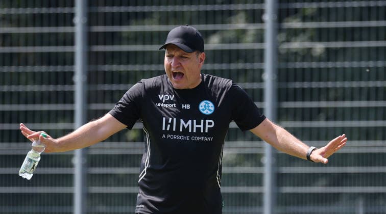 Stuttgart -Degerloch, Fußball SV Stuttgarter Kickers Trainingsauftakt, Trainer Holger Bachthaler *** Stuttgart Degerloch, Soccer: SV Stuttgarter Kickers Kick Off Training, Coach Holger Bachthaler