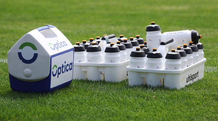 Stuttgart -Degerloch, Fußball SV Stuttgarter Kickers Trainingsauftakt, Feature Trinkflaschen auf dem Rasen *** Stuttgart Degerloch, Soccer: SV Stuttgarter Kickers Start Training, Feature: Water Bottles on the Field