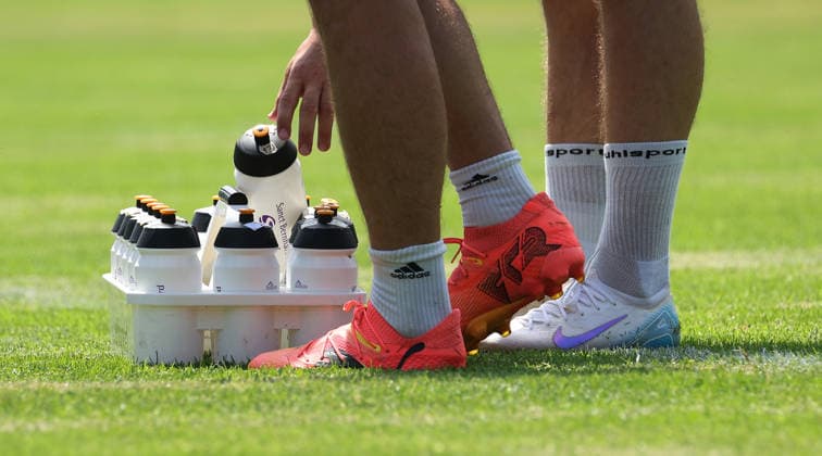 Stuttgart -Degerloch, Fußball SV Stuttgarter Kickers Trainingsauftakt, Feature Trinkflaschen auf dem Rasen *** Stuttgart Degerloch, Soccer: SV Stuttgarter Kickers Start Training, Feature: Water Bottles on the Field