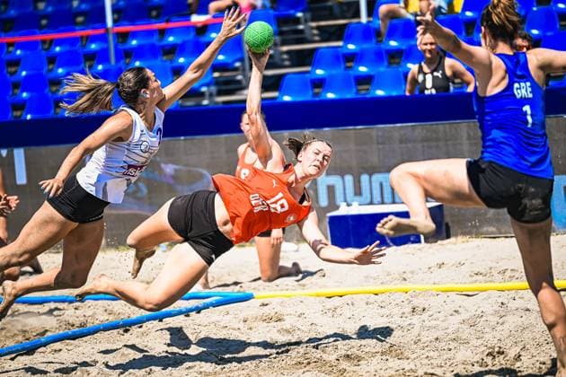 Pauline Borrmann ( 18; Deutsche Frauen Beachhandball Nationalmannschaft) wirft sich in einer spektakulären Flugbewegung mit gestrecktem Arm zum Ball, während eine Gegenspielerin aus Griechenland den Abschluss zu blocken versucht. Die Szene findet am Jarun See in Zagreb im Sand statt. IHF Beach Handball World Championship, WM, Weltmeisterschaft 2026, 23.06.2026, Zagreb, Jarun See *** Pauline Borrmann, a member of the German women’s beach handball national team, dives toward the ball in a spectacular leap with her arm outstretched, while an opponent from Greece tries to block the shot. The scene takes place on the sand at Lake Jarun in Zagreb during the 2026 IHF Beach Handball World Championship, June 23, 2026, Zagreb, Lake Jarun Copyright: xspeedshotx xDorianfrickx