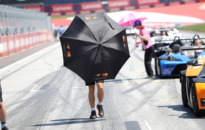 28.06.2026, Red Bull Ring, Spielberg, Formel 1 Großer Preis von Österreich 2026 , im Bild Fahrerparade Fahrerparade, Oscar Piastri (AUS), McLaren Mastercard F1 Team (Photo by Milan Klemenc Hasan Bratic DeFodi Images) - *** June 28, 2026, Red Bull Ring, Spielberg, 2026 Formula 1 Austrian Grand Prix; pictured: drivers parade, Oscar Piastri (AUS), McLaren Mastercard F1 Team. Photo by Milan Klemenc, Hasan Bratic, DeFodi Images