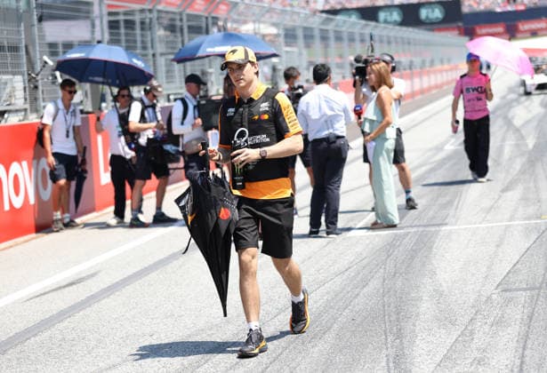 28.06.2026, Red Bull Ring, Spielberg, Formel 1 Großer Preis von Österreich 2026 , im Bild Fahrerparade Fahrerparade, Oscar Piastri (AUS), McLaren Mastercard F1 Team (Photo by Milan Klemenc Hasan Bratic DeFodi Images) - *** June 28, 2026, Red Bull Ring, Spielberg, 2026 Formula 1 Austrian Grand Prix; pictured: drivers parade, Oscar Piastri (AUS), McLaren Mastercard F1 Team. Photo by Milan Klemenc, Hasan Bratic, DeFodi Images