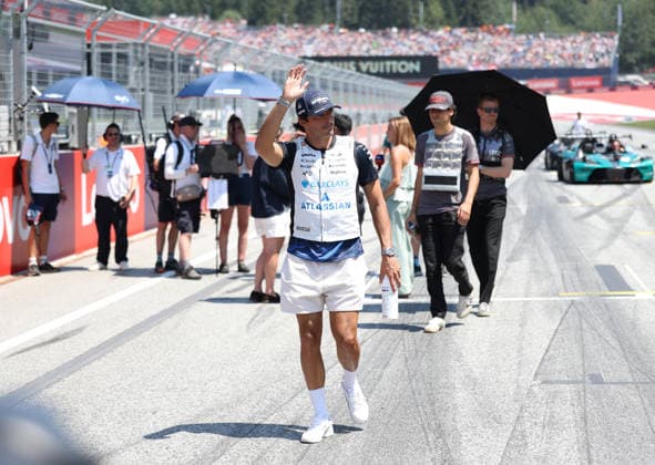 28.06.2026, Red Bull Ring, Spielberg, Formel 1 Großer Preis von Österreich 2026 , im Bild Fahrerparade Fahrerparade, Carlos Sainz Jr. (ESP), Atlassian Williams F1 Team (Photo by Milan Klemenc Hasan Bratic DeFodi Images) - *** June 28, 2026, Red Bull Ring, Spielberg, 2026 Formula 1 Austrian Grand Prix; pictured: drivers parade, Carlos Sainz Jr. (ESP), Atlassian Williams F1 Team. Photo by Milan Klemenc, Hasan Bratic, DeFodi Images