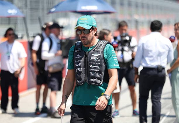 28.06.2026, Red Bull Ring, Spielberg, Formel 1 Großer Preis von Österreich 2026 , im Bild Fahrerparade Fahrerparade, Fernando Alonso (ESP), Aston Martin Aramco Formula One Team (Photo by Milan Klemenc Hasan Bratic DeFodi Images) - *** June 28, 2026, Red Bull Ring, Spielberg, 2026 Formula 1 Austrian Grand Prix; pictured: drivers parade, Fernando Alonso (ESP), Aston Martin Aramco Formula One Team. Photo by Milan Klemenc, Hasan Bratic, DeFodi Images