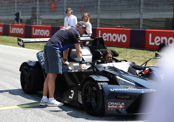 28.06.2026, Red Bull Ring, Spielberg, Formel 1 Großer Preis von Österreich 2026 , im Bild Fahrerparade Fahrerparade, Max Verstappen (NLD), Oracle Red Bull Racing (Photo by Milan Klemenc Hasan Bratic DeFodi Images) - *** June 28, 2026, Red Bull Ring, Spielberg, 2026 Formula 1 Austrian Grand Prix; pictured: drivers parade, Max Verstappen (NLD), Oracle Red Bull Racing. Photo by Milan Klemenc, Hasan Bratic, DeFodi Images