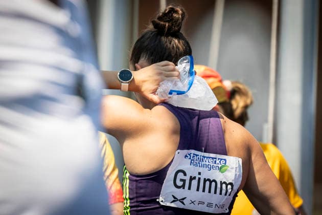 RATINGEN, GERMANY - JUNE 28, 2026 : Vanessa Grimm (GER Germany) using an ice pack against the heat during the Multisport Event at Stadion Ratingen on June 28, 2026 in Ratingen, Germany. Nordrhein-Westfalen Germany Copyright: xAxelxKohringx