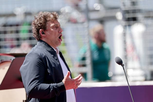MOTORSPORTS, FORMULA 1 - GP of Austria 2026 SPIELBERG,AUSTRIA,28.JUN.26 - MOTORSPORTS, FORMULA 1 - Grand Prix of Austria, Red Bull Ring. Image shows Jonas Kaufmann singing the austrian anthem.  GEPAxpictures xMatthiasxTrinkl