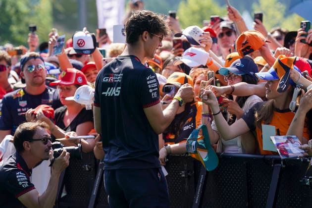 FORMULA ONE AUSTRIAN GRAND PRIX 2026 Oliver Bearman 87 (GBR) Haas F1 Team signs autographs for fans whilst arriving for race day during the Formula 1 Lenovo Austrian Grand Prix 2026, 8th round of the 2026 Formula 1 World Championship, WM, Weltmeisterschaft from 26th-28th June, 2026 at the Red Bull Ring, Spielberg, Austria. Credit: Robbie Hoad Every Second Media Editorial use only. All images are copyright Every Second Media Limited. No images may be reproduced without prior permission. Copyright: xIMAGO EveryxSecondxMediax ESM-2048-0401 RobbiexHoadx xEveryxSecondxMediax