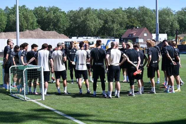 Fußball 3. Liga Trainingsauftakt SC Preußen Münster am 28.06.2026 im LVM-Preußenstadion in Münster Spielerkreis Thomas Wörle ( Trainer Cheftrainer Münster ) bei der Teamansprache *** Soccer, 3rd Division: SC Preußen Münster kicks off training on June 28, 2026, at the LVM Preußenstadion in Münster. Players gather around Thomas Wörle, head coach of Münster, as he addresses the team. xRx