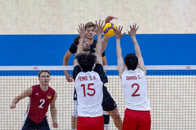 VNL China - Germany 28.06.2026 volleyball, Gliwice , Arena Pre Zero , Mens Volleyball Nations League 2026 FIVB VNL (siatkowka, Liga Narodow, Chiny - Niemcy ), game , match China - Germany image shows: Yann Bohme (attack ) Shikun Peng (15) Chuan Jiang (2) photo Katarzyna Plewczynska Fotostyk Copyright: xKatarzynaxPlewczynskax 20260628KAPL5221