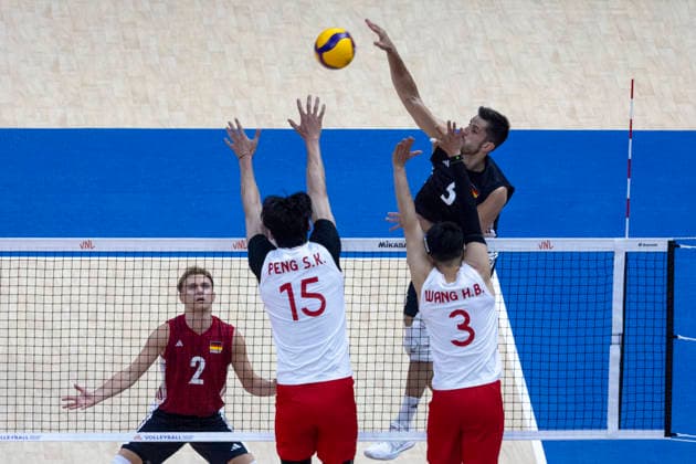 VNL China - Germany 28.06.2026 volleyball, Gliwice , Arena Pre Zero , Mens Volleyball Nations League 2026 FIVB VNL (siatkowka, Liga Narodow, Chiny - Niemcy ), game , match China - Germany image shows: Leonard Graven (L) Shikun Peng (15) Moritz Reichert (attack) Hebin Wang (3) photo Katarzyna Plewczynska Fotostyk Copyright: xKatarzynaxPlewczynskax 20260628KAPL5348