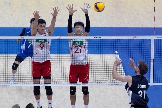 VNL China - Germany 28.06.2026 volleyball, Gliwice , Arena Pre Zero , Mens Volleyball Nations League 2026 FIVB VNL (siatkowka, Liga Narodow, Chiny - Niemcy ), game , match China - Germany image shows: Yongzhen Li (L) Zhihong Xue (27) Yann Bohme (31) photo Katarzyna Plewczynska Fotostyk Copyright: xKatarzynaxPlewczynskax 20260628KAPL5596