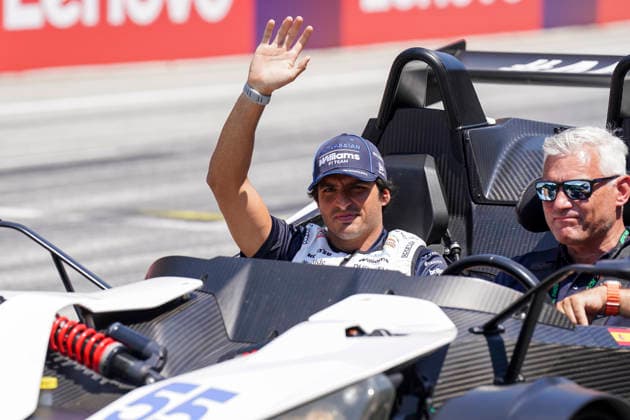 FORMULA ONE AUSTRIAN GRAND PRIX 2026 Carlos Sainz 55 (SPA) Williams at the Driver s Parade during the Formula 1 Lenovo Austrian Grand Prix 2026, 8th round of the 2026 Formula 1 World Championship, WM, Weltmeisterschaft from 26th-28th June, 2026 at the Red Bull Ring, Spielberg, Austria. Credit: Robbie Hoad Every Second Media Editorial use only. All images are copyright Every Second Media Limited. No images may be reproduced without prior permission. Copyright: xIMAGO EveryxSecondxMediax ESM-2048-0429 RobbiexHoadx xEveryxSecondxMediax