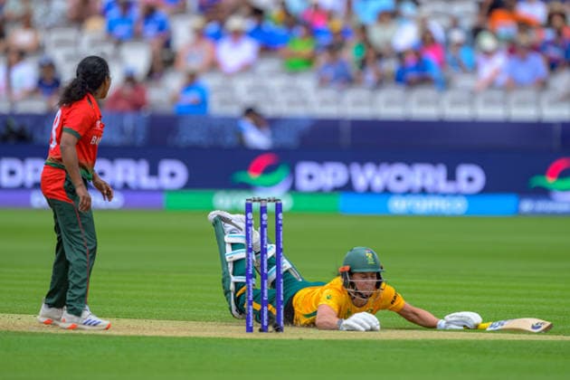 LONDON, ENGLAND JUNE 28 - Marizanne Kapp of South Africa diving to avoid run out during the ICC Women s T20 World Cup game between South Africa Women and Bangadesh Women at Lord s Cricket Ground on June 28, 2026 in London , England . (Photo by Keeran Marquis Sports Press Photo)  Copyright: xKeeranxMarquis SPPx Sportspressphoto_SPR179273