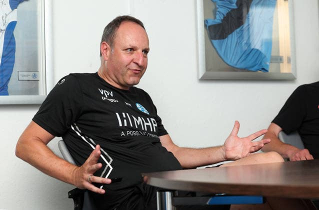 Stuttgart -Degerloch, Fußball SV Stuttgarter Kickers Pressrunde mit Trainer Holger Bachthaler, . Trainer Holger Bachthaler *** Stuttgart Degerloch, Soccer: SV Stuttgarter Kickers Press Conference with Coach Holger Bachthaler, Coach Holger Bachthaler