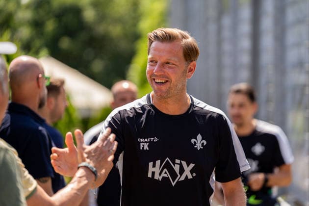 Freisteller, Portrait, Klatschen, Abklatschen, Aktion Florian Kohfeldt (SV Darmstadt 98, Cheftrainer), GER, Trainingsauftakt SV Darmstadt 98, Fussball, 2. Bundesliga, Saison 2026 2027, 28.06.2026, DFL REGULATIONS PROHIBIT ANY USE OF PHOTOGRAPHS AS IMAGE SEQUENCES AND OR QUASI-VIDEO, GER, Trainingsauftakt SV Darmstadt 98, Fussball, 2. Bundesliga, Saison 2026 2027, 28.06.2026 Lindenfels-Winterkasten *** Close-up, Portrait, High-five, Florian Kohfeldt, SV Darmstadt 98, Head Coach, GER, SV Darmstadt 98 Training Kickoff, Soccer, 2. Bundesliga, 2026–2027 Season, June 28, 2026, DFL regulations prohibit any use of photographs as image sequences and or quasi-video, GER, SV Darmstadt 98 training kickoff, soccer, 2. Bundesliga, 2026–2027 season, June 28, 2026, Lindenfels Winterkasten Copyright: xEibner-Pressefoto Jan-NiclasxGrox EP_JGG