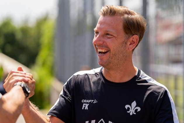 Freisteller, Portrait, Klatschen, Abklatschen, Freude, Emotion, Lachen, Aktion Florian Kohfeldt (SV Darmstadt 98, Cheftrainer), GER, Trainingsauftakt SV Darmstadt 98, Fussball, 2. Bundesliga, Saison 2026 2027, 28.06.2026, DFL REGULATIONS PROHIBIT ANY USE OF PHOTOGRAPHS AS IMAGE SEQUENCES AND OR QUASI-VIDEO, GER, Trainingsauftakt SV Darmstadt 98, Fussball, 2. Bundesliga, Saison 2026 2027, 28.06.2026 Lindenfels-Winterkasten *** Cutout, Portrait, Clapping, High-five, Joy, Emotion, Laughter, Action Florian Kohfeldt, SV Darmstadt 98, Head Coach, GER, Start of Training for SV Darmstadt 98, Soccer, 2. Bundesliga, 2026–2027 Season, June 28, 2026, DFL regulations prohibit any use of photographs as image sequences and or quasi-video, GER, SV Darmstadt 98 training kickoff, soccer, 2. Bundesliga, 2026–2027 season, June 28, 2026, Lindenfels Winterkasten Copyright: xEibner-Pressefoto Jan-NiclasxGrox EP_JGG