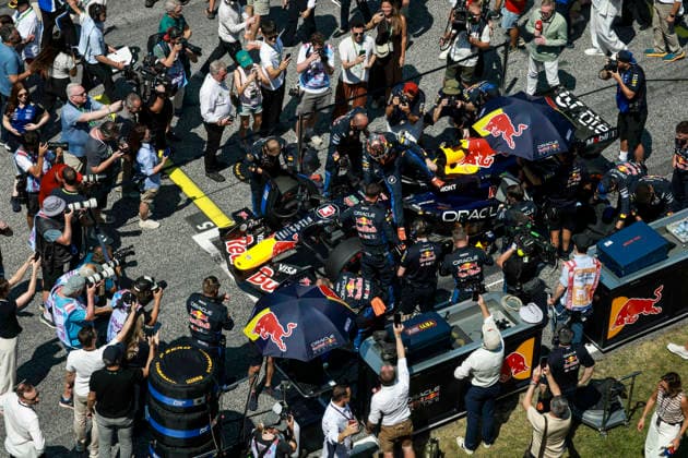 F1 - AUSTRIAN GRAND PRIX 2026 VERSTAPPEN Max (nld), Red Bull Racing Ford RB22, portrait starting grid mechanic, mecanicien, mechanics phtographers during the Formula 1 Austrian Grand Prix 2026, 8th round of the 2026 Formula One World Championship, WM, Weltmeisterschaft from June 26 to 28, 2026 on the Red Bull Ring, in Spielberg, Austria - SpielbergAustria  Copyright: xFLORENTxGOODENx