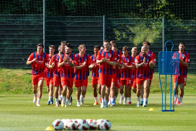 Die Mannschaft begruesst die Zuschauer beim ersten oeffentlichen Training, 1.FC Heidenheim, Trainingsauftakt, Fußball, 2. Bundesliga, Saison 2026 2027, 28.06.2026, 1.FC Heidenheim, Trikotvorstellung, Fußball, 2. Bundesliga, Saison 2026 2027, 28.06.2026 Heidenheim *** The team greets the fans at its first public training session, 1 FC Heidenheim, start of training, soccer, 2. Bundesliga, 2026–2027 season, June 28, 2026, 1 FC Heidenheim, jersey unveiling, soccer, 2. Bundesliga, 2026–2027 season, June 28, 2026, Heidenheim Copyright: xEibner-Pressefoto MaxxVogelx EP_MVL
