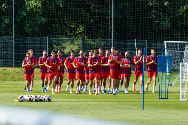 Die Mannschaft begruesst die Zuschauer beim ersten oeffentlichen Training, 1.FC Heidenheim, Trainingsauftakt, Fußball, 2. Bundesliga, Saison 2026 2027, 28.06.2026, 1.FC Heidenheim, Trikotvorstellung, Fußball, 2. Bundesliga, Saison 2026 2027, 28.06.2026 Heidenheim *** The team greets the fans at its first public training session, 1 FC Heidenheim, start of training, soccer, 2. Bundesliga, 2026–2027 season, June 28, 2026, 1 FC Heidenheim, jersey unveiling, soccer, 2. Bundesliga, 2026–2027 season, June 28, 2026, Heidenheim Copyright: xEibner-Pressefoto MaxxVogelx EP_MVL