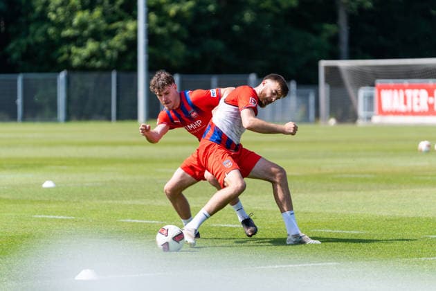 Adam Koelle (FC Heidenheim, 28) und Julian Niehues (FC Heidenheim, 16), 1.FC Heidenheim, Trainingsauftakt, Fußball, 2. Bundesliga, Saison 2026 2027, 28.06.2026, 1.FC Heidenheim, Trikotvorstellung, Fußball, 2. Bundesliga, Saison 2026 2027, 28.06.2026 Heidenheim *** Adam Koelle, FC Heidenheim, 28, and Julian Niehues, FC Heidenheim, 16, 1. FC Heidenheim, start of training, soccer, 2. Bundesliga, 2026–2027 season, June 28, 2026, 1 FC Heidenheim, jersey unveiling, soccer, 2. Bundesliga, 2026–2027 season, June 28, 2026, Heidenheim Copyright: xEibner-Pressefoto MaxxVogelx EP_MVL