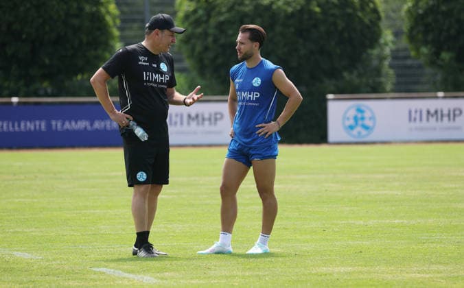 Stuttgart -Degerloch, Fußball SV Stuttgarter Kickers Trainingsauftakt, v.l. Trainer Holger Bachthaler, David TomiÄ‡ *** Stuttgart Degerloch, Soccer: SV Stuttgarter Kickers Kick Off Training; from left: Coach Holger Bachthaler, David Tomic