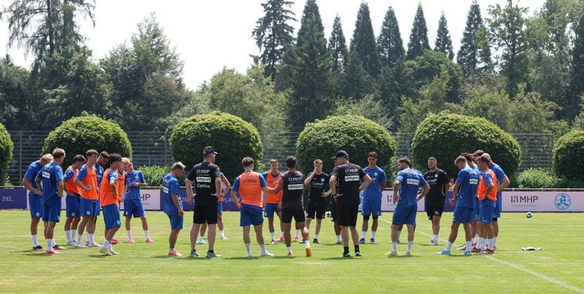 Stuttgart -Degerloch, Fußball SV Stuttgarter Kickers Trainingsauftakt, Feature Übersicht, Trainer Holger Bachthaler (Mitte, mit Kappe) *** Stuttgart Degerloch, Soccer: SV Stuttgarter Kickers Start of Training, Feature Overview, Coach Holger Bachthaler in the center, wearing a cap