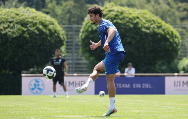 Stuttgart -Degerloch, Fußball SV Stuttgarter Kickers Trainingsauftakt, Neuzugang Ardi Mulaj *** Stuttgart Degerloch, Soccer: SV Stuttgarter Kickers Kick Off Training, New Signing Ardi Mulaj