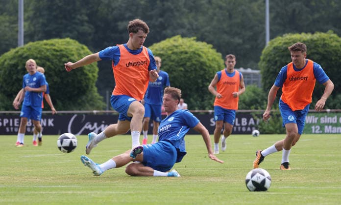 Stuttgart -Degerloch, Fußball SV Stuttgarter Kickers Trainingsauftakt, oben v.l. Nevio Schembri, Nico Fundel *** Stuttgart Degerloch, Soccer: SV Stuttgarter Kickers Start of Training; top, from left: Nevio Schembri, Nico Fundel
