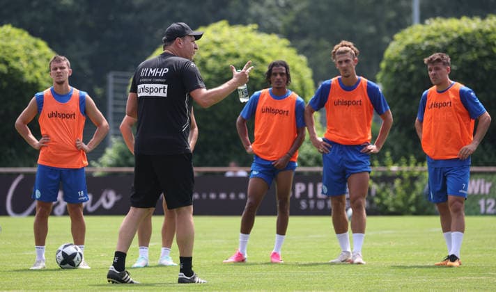 Stuttgart -Degerloch, Fußball SV Stuttgarter Kickers Trainingsauftakt, Trainer Holger Bachthaler (vorn) *** Stuttgart Degerloch, Soccer: SV Stuttgarter Kickers Kick Off Training; Coach Holger Bachthaler in the foreground
