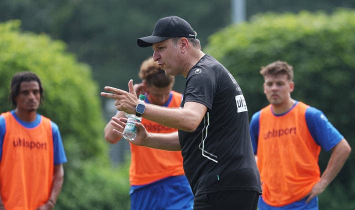 Stuttgart -Degerloch, Fußball SV Stuttgarter Kickers Trainingsauftakt, Trainer Holger Bachthaler *** Stuttgart Degerloch, Soccer: SV Stuttgarter Kickers Kick Off Training, Coach Holger Bachthaler