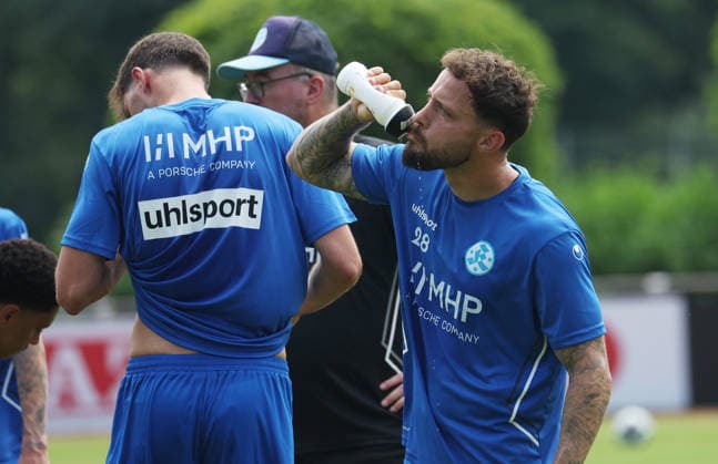 Stuttgart -Degerloch, Fußball SV Stuttgarter Kickers Trainingsauftakt, Lukas Kiefer (rechts) bei der Trinkpause *** Stuttgart Degerloch, Soccer: SV Stuttgarter Kickers Start of Training, Lukas Kiefer on the right during a water break