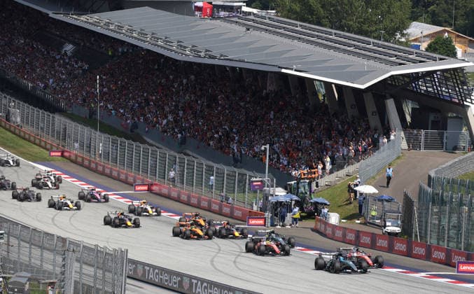 28.06.2026, Red Bull Ring, Spielberg, Formel 1 Großer Preis von Österreich 2026 , im Bild Rennstart:, George Russell (GBR), Mercedes-AMG Petronas Formula One Team, Lewis Hamilton (GBR), Scuderia Ferrari HP, Charles Leclerc (MCO), Max Verstappen (NLD), Oracle Red Bull Racing, Andrea Kimi Antonelli (ITA), Lando Norris (GBR), McLaren Mastercard F1 Team, Oscar Piastri (AUS) (Photo by Alessandro Martellotta Hasan Bratic DeFodi Images) - *** June 28, 2026, Red Bull Ring, Spielberg, 2026 Formula 1 Austrian Grand Prix, pictured: race start, George Russell (GBR), Mercedes AMG Petronas Formula One Team, Lewis Hamilton (GBR), Scuderia Ferrari HP, Charles Leclerc (MCO), Max Verstappen (NLD), Oracle Red Bull Racing, Andrea Kimi Antonelli (ITA), Lando Norris (GBR), McLaren Mastercard F1 Team, Oscar Piastri (AUS). Photo by Alessandro Martellotta, Hasan Bratic, DeFodi Images