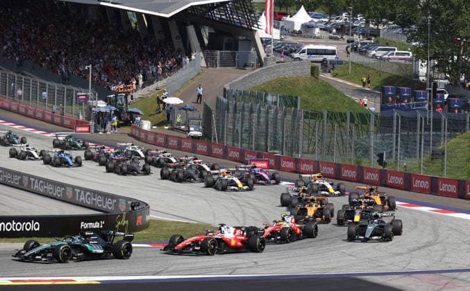 28.06.2026, Red Bull Ring, Spielberg, Formel 1 Großer Preis von Österreich 2026 , im Bild Rennstart:, George Russell (GBR), Mercedes-AMG Petronas Formula One Team, Lewis Hamilton (GBR), Scuderia Ferrari HP, Charles Leclerc (MCO), Max Verstappen (NLD), Oracle Red Bull Racing, Andrea Kimi Antonelli (ITA), Lando Norris (GBR), McLaren Mastercard F1 Team, Oscar Piastri (AUS) (Photo by Alessandro Martellotta Hasan Bratic DeFodi Images) - *** June 28, 2026, Red Bull Ring, Spielberg, 2026 Formula 1 Austrian Grand Prix, pictured: race start, George Russell (GBR), Mercedes AMG Petronas Formula One Team, Lewis Hamilton (GBR), Scuderia Ferrari HP, Charles Leclerc (MCO), Max Verstappen (NLD), Oracle Red Bull Racing, Andrea Kimi Antonelli (ITA), Lando Norris (GBR), McLaren Mastercard F1 Team, Oscar Piastri (AUS). Photo by Alessandro Martellotta, Hasan Bratic, DeFodi Images